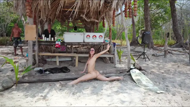 The boys at the beach dared Emma to do a naked cartwheel 👀