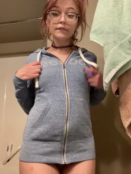 Single childless canadian nerd who still looks like this at 32, am I any guy's type?