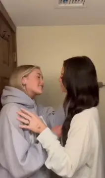 We like making out... girlskissing